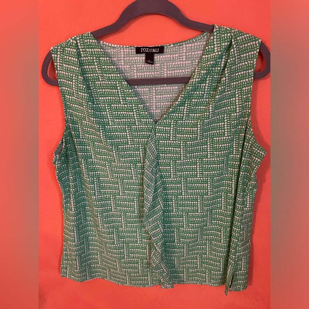 Green and White sleeveless Roz & Ali top